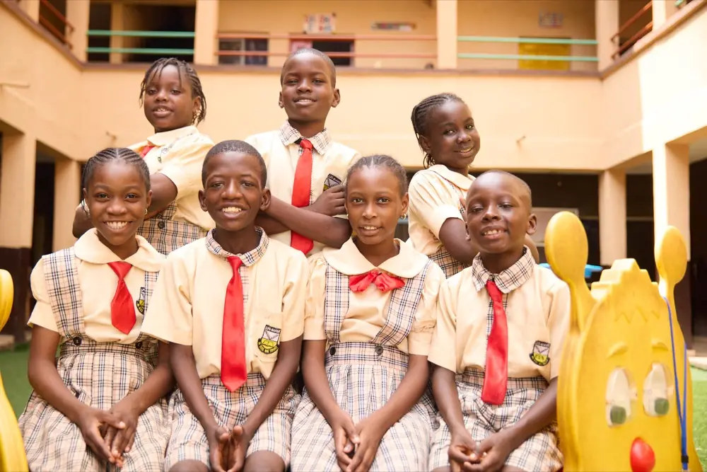 A primary class photographed together